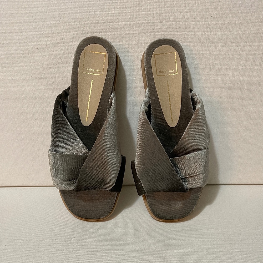 EUC Women's Size 8 Dolce Vita Plush Gray Velvet Slippers/Slides